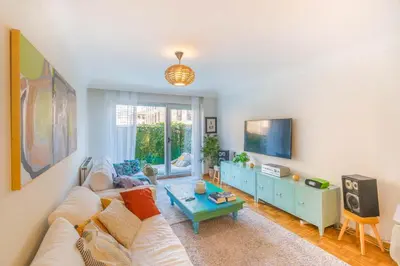 Una televisión o centro de entretenimiento en Encantadora habitación en apartamento con terraza