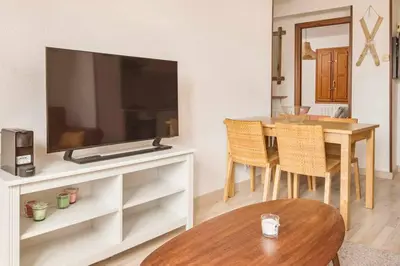 Una televisión o centro de entretenimiento en La Solanda de Sallent