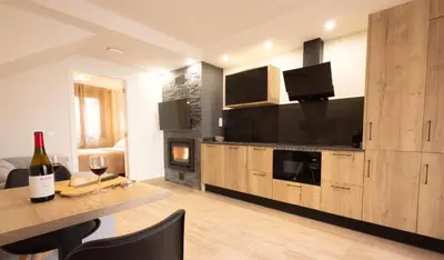 Una televisión o centro de entretenimiento en El sueño del Búho 5. Un dormitorio con chimenea