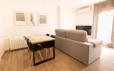 Zona de estar de El sueño del Búho 1. Adaptado, chimenea y terraza
