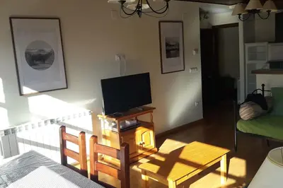Una televisión o centro de entretenimiento en Ibones azules