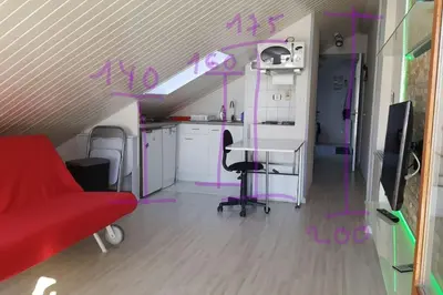 Una televisión o centro de entretenimiento en Ático vistas a pistas ideal familias