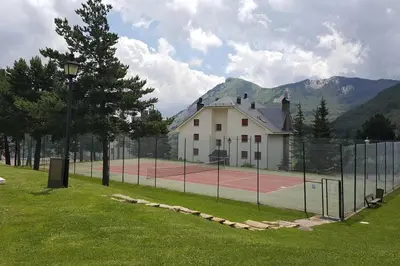 Instalaciones para jugar a tenis o squash en Ático vistas a pistas ideal familias o alrededores