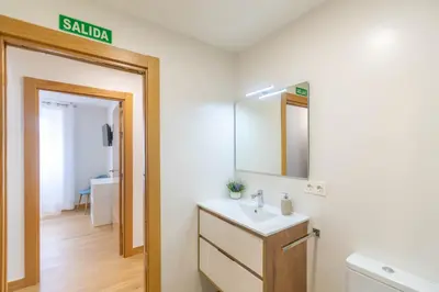 Un baño de Amplia casa rural con barbacoa y jardín en Navarra