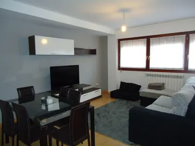 Una televisión o centro de entretenimiento en Apartamento Sabiñánigo Esquí Snow Senderismo Bici Wifi