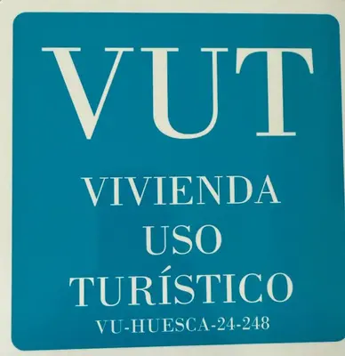 Certificado, premio, señal o documento que está expuesto en Apartamento céntrico con garaje