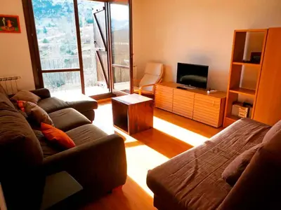 Una televisión o centro de entretenimiento en Apartamentos Sallent de Gállego 3000