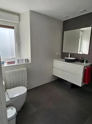 Un baño de Descanso urbano Pamplona