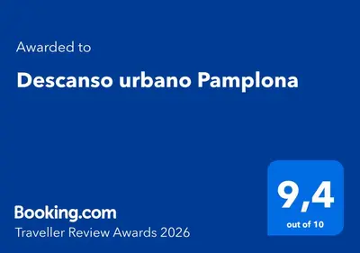 Certificado, premio, señal o documento que está expuesto en Descanso urbano Pamplona