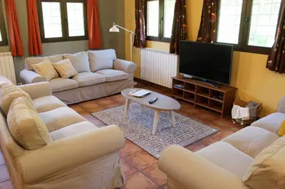 Una televisión o centro de entretenimiento en Casa El Tío Carrascón - alojamiento rural