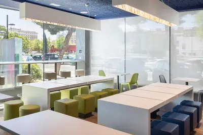 Un restaurante o sitio para comer en B&B HOTEL Zaragoza Plaza Mozart