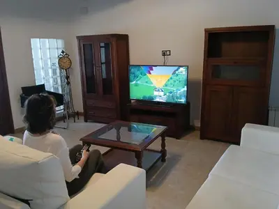 Una televisión o centro de entretenimiento en Habitaciones Peña Dorada