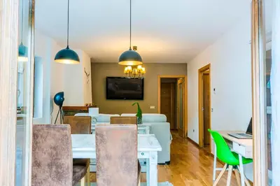 Una televisión o centro de entretenimiento en Apartamento a 15 minutos de Baqueira con parking y terraza