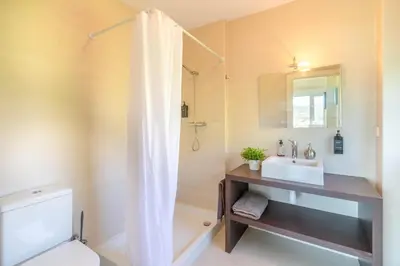 Un baño de Espectacular casa de diseño con piscina en Navarra