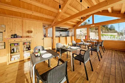 Un restaurante o sitio para comer en Casa Guardafuentes de Ordesa ,Casa del Guardés
