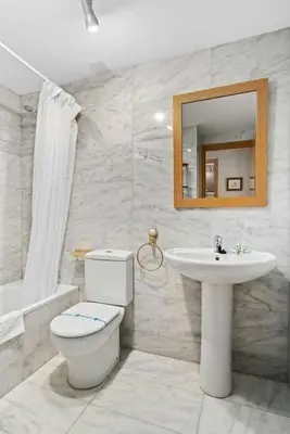 Un baño de El Mirador by Cardi Suites
