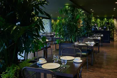 Un restaurante o sitio para comer en Hotel Castillo de Gorraiz&Spa