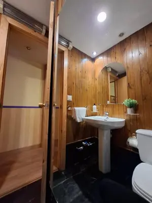Un baño de La Encina, Acogedor apartamento con piscina - Arafita Apartamentos