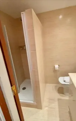 Un baño de Petit Baqueira 1500 a pie de pistas