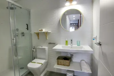 Un baño de Apartamentos Almada - calle Alfonso - Plaza SAS