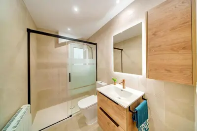 Un baño de Apartamento San Lazaro a 5 Min Pabellon Principe Felipe con opcion a Parking