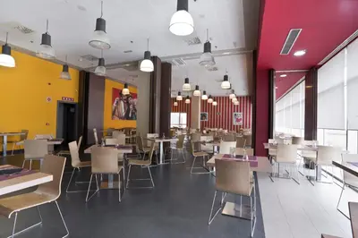 Un restaurante o sitio para comer en Sercotel Plaza Feria