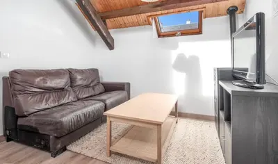 Una televisión o centro de entretenimiento en Ático Canfranc alquiler larga estancia