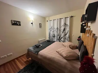 Una televisión o centro de entretenimiento en Charme et confort au pied des pistes