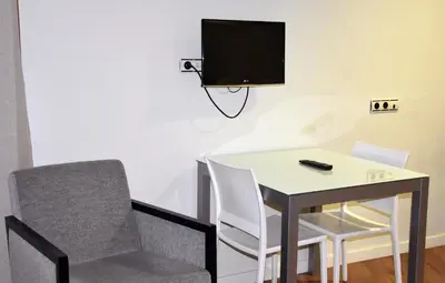 Una televisión o centro de entretenimiento en Hotel y Apartamentos SNÖ Isaba