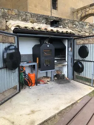 Barbacoa disponible para clientes en la casa o chalet