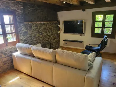 Una televisión o centro de entretenimiento en Explora Pirineos Arán