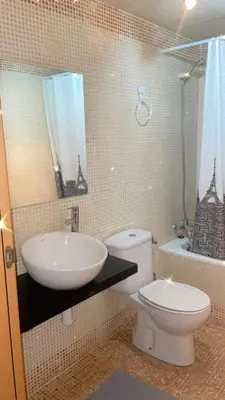 Un baño de Calle las armas 105
