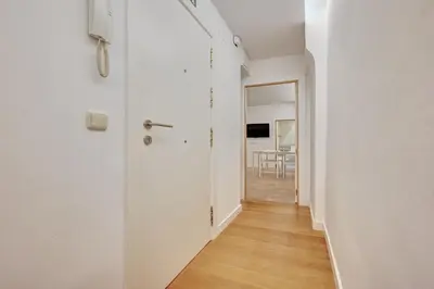 Una televisión o centro de entretenimiento en La casa de los cuadros by Clabao