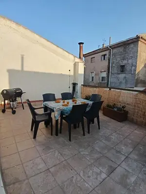 Un patio o zona al aire libre en La placita