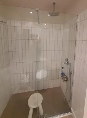 Un baño de Luminoso y moderno dúplex familiar