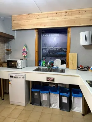 Una cocina o zona de cocina en Casa Pirineus - Alojamiento rural & Alquiler de esquís - SKI Pirineus