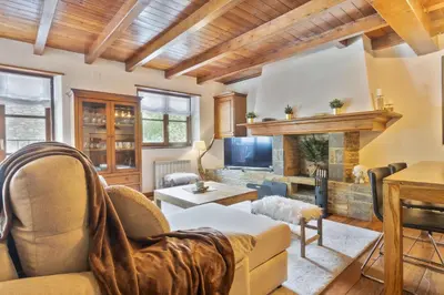 Una televisión o centro de entretenimiento en Luderna - Apartamento con terraza Rouche