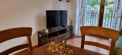 Una televisión o centro de entretenimiento en Duplex La Vinya