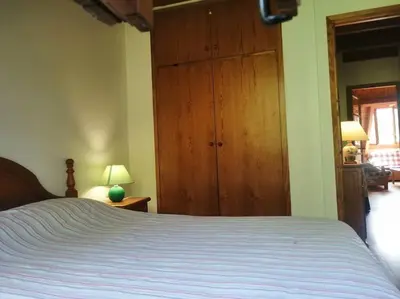 Cama o camas de una habitación en Chimenea y espacio para todos, ideal para famílias - Isard 2