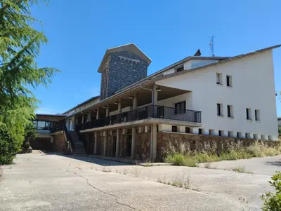Edificio en el que se encuentra el hostal o pensión
