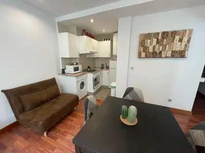 Una cocina o zona de cocina en CALMFRANC ático abuhardillado con vistas al río y la montaña Avistamiento de ciervos en Canfranc Pueblo