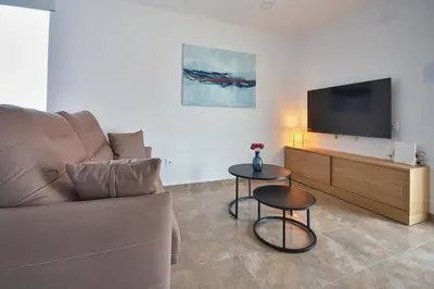 Una televisión o centro de entretenimiento en Apartamento Irache01