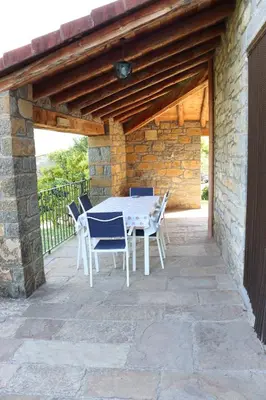 Un patio o zona al aire libre en Lanau Casa Barbacoa Bike's Jardín Naturaleza
