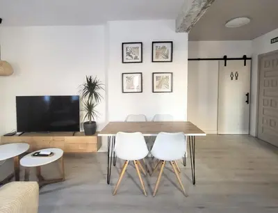 Una televisión o centro de entretenimiento en Apartamentos Crispín Candela