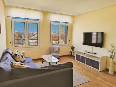 Una televisión o centro de entretenimiento en Las Vistas del Casco by Alogest