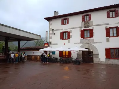 Edificio en el que se encuentra el hostal o pensión