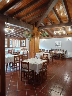 Un restaurante o sitio para comer en Hostal del Camino de Santiago