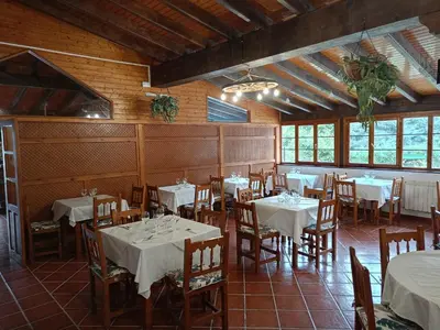 Un restaurante o sitio para comer en Hostal del Camino de Santiago