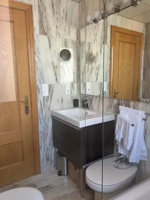 Un baño de Atico con vistas al Mercado Central Opcion de parking
