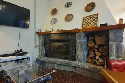 Una televisión o centro de entretenimiento en Casa Los Quinos